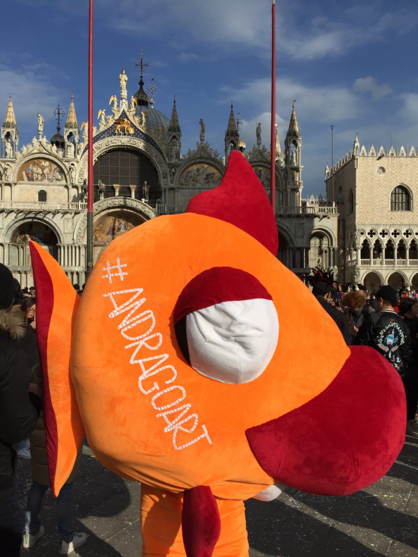 IMG 0166 e1518780592461 850x1133 - Unser Maskottchen besuchte den Karneval in Venedig