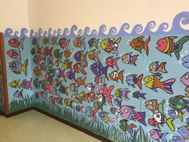IMG 2221 375x281 - Wandzeichnung mit den Kindern für die Grundschule Pascoli in Duino-Aurisina (Triest, Italien)
